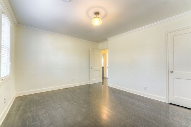 Building Photo - Beautifully renovated duplex in High Point Terrace!