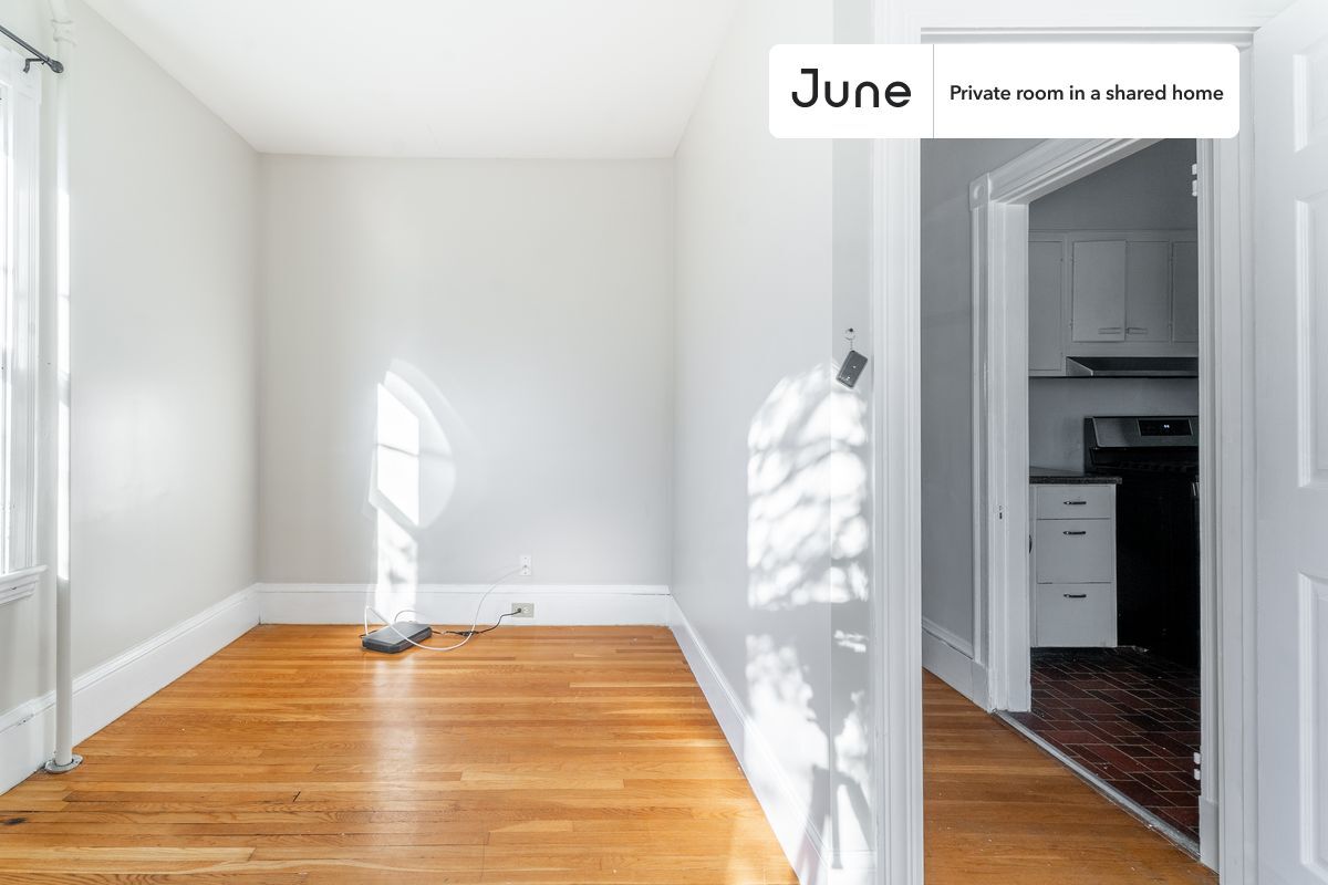 Building Photo - Private bedroom in 3 bed/1 bath Home
