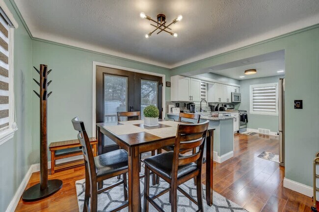 Building Photo - 3855 Grosvenor Rd