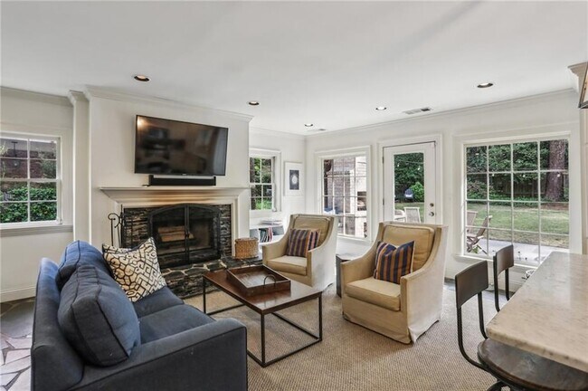 Building Photo - 2415 Oldfield Rd NW