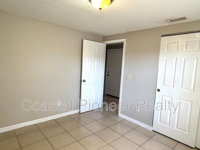 Building Photo - 10202 Bonnie Bay Ct