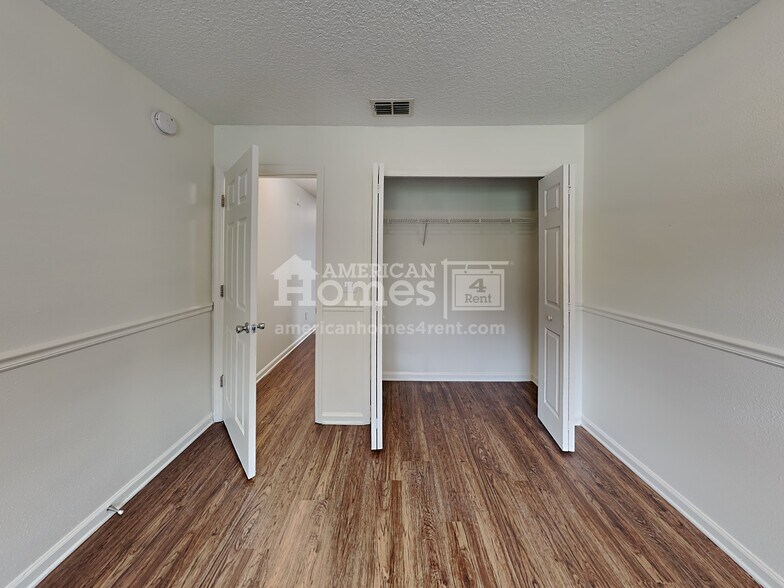 Building Photo - 224 N Lake Cunningham Ave