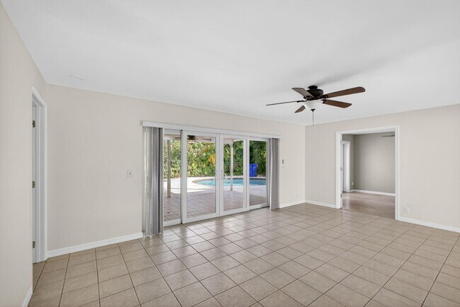 Building Photo - 1242 N Harbor Dr