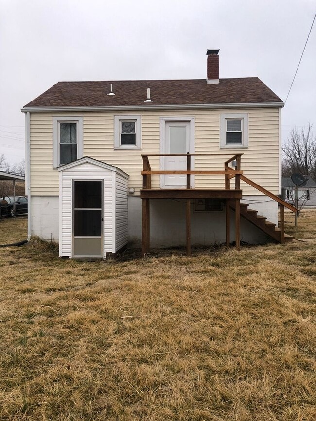 Building Photo - Close to Campus!