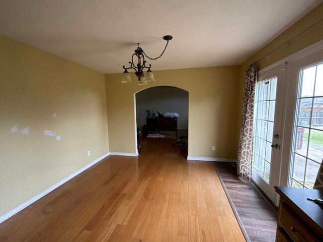 Building Photo - 812 E Spring Dr