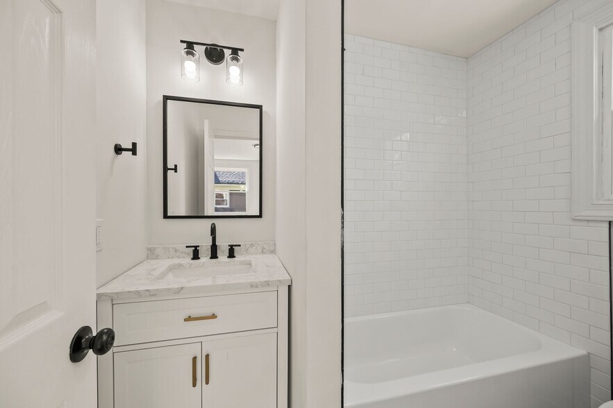 Building Photo - 209 N Spring St