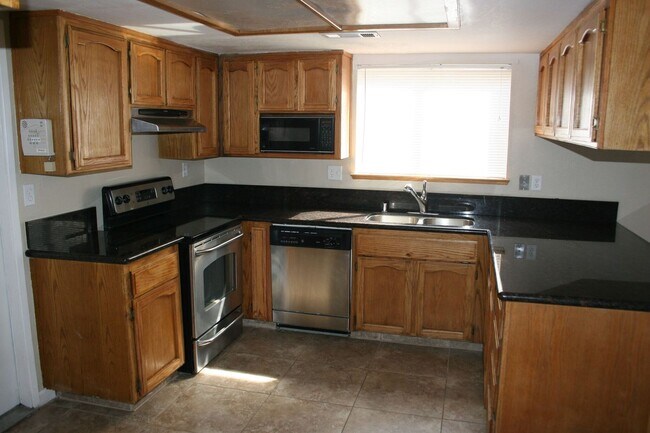 Building Photo - 4615 Gardenwood Ln