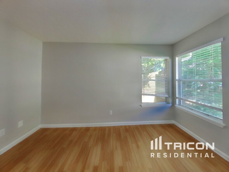 Building Photo - 2492 Bentwater Dr W