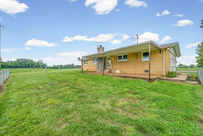 Building Photo - Pet Friendly Two Bedroom!