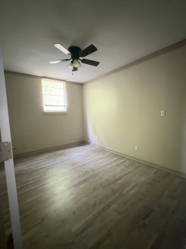 Building Photo - Unit B – Rear Home