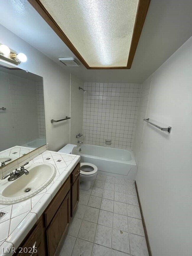 Building Photo - 600 Woodmount Dr