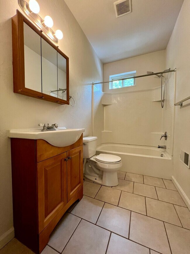 Building Photo - Lovely Two Bedroom Townhome with Hardwood Floors throughout! Washer & Dryer Provided!