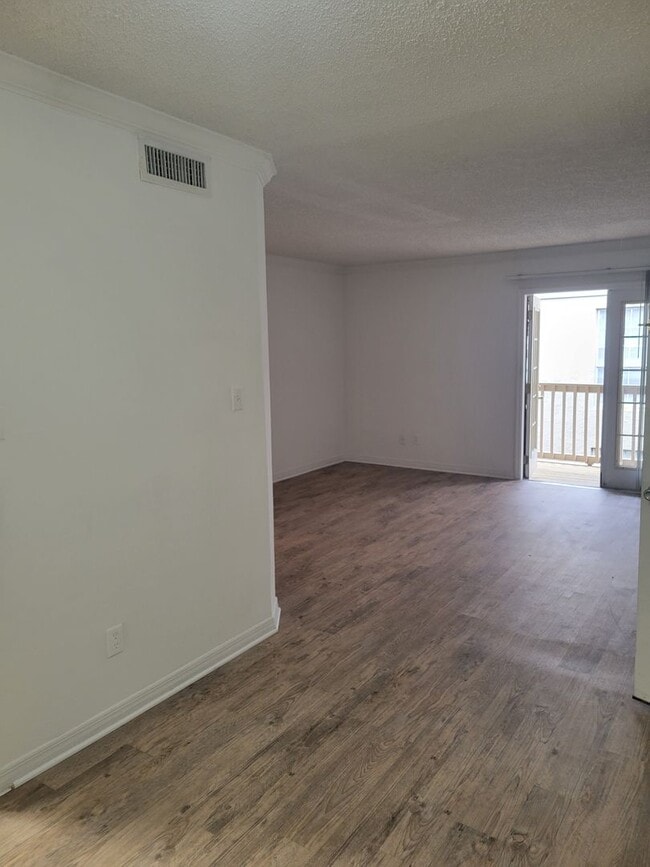 Building Photo - Serra Vella - 285-207