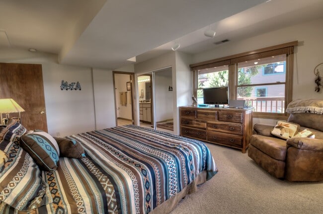 Building Photo - Ski Season Rental! Beautiful home near bus...