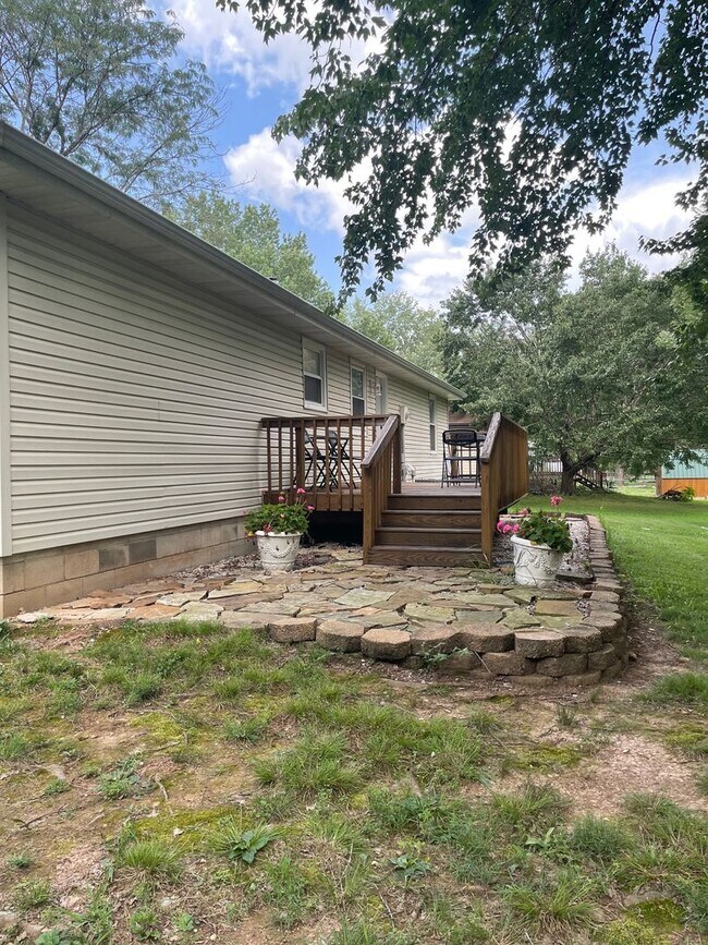 Building Photo - Great Location 3 bedroom 1 bath 1car garage