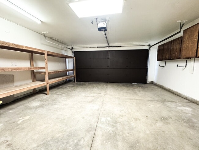 Building Photo - "Newly Updated 3-Bedroom Duplex with 2 Ful...