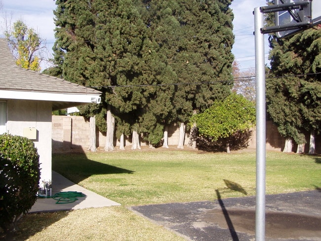 Building Photo - 10854 Reseda Blvd