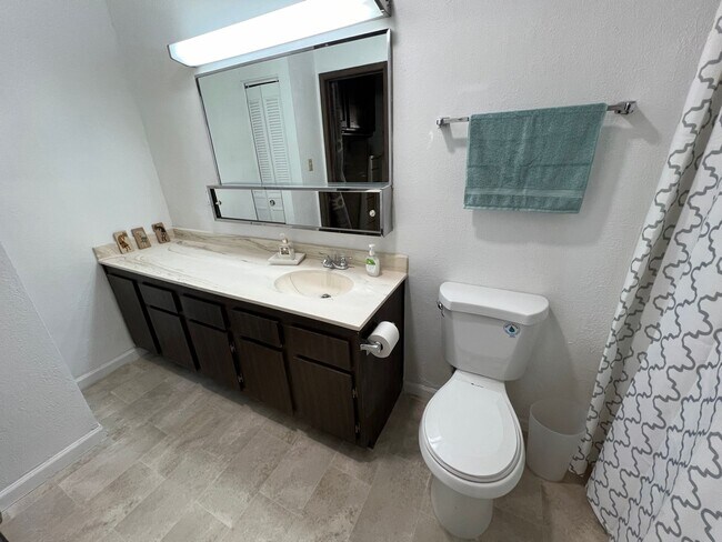 Building Photo - Sharp & Convenient 1 Bed. Condo that Can b...