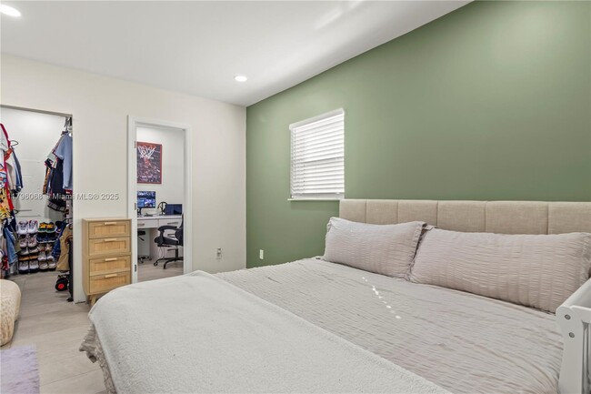 Building Photo - 4200 SW 38th St