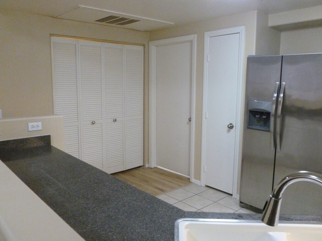 Building Photo - 3400 Cabana Dr