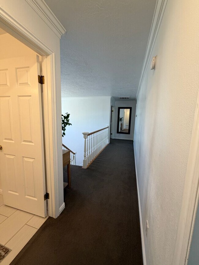 Building Photo - Beautiful 4 bedroom, 3 bathroom Home with a pool!!