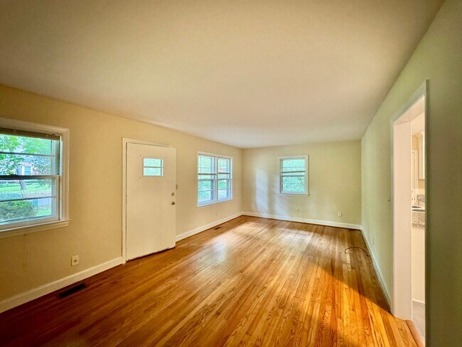 Building Photo - Walk to UNC and Merritt's Store!