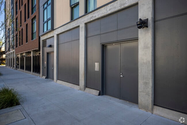 Building Photo - Broadway Cove