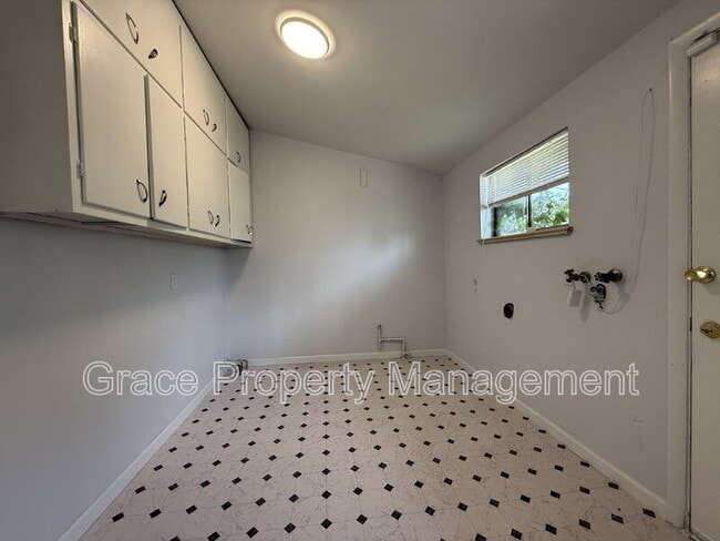 Building Photo - 1300 Quari St