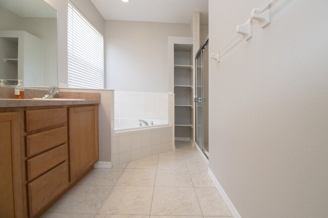Building Photo - 4 bedroom 3 Bath Pool home in Lakewood Ranch Greenbrook