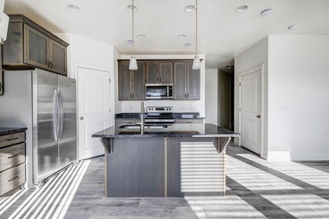 Building Photo - 803 N Hilltop Dr