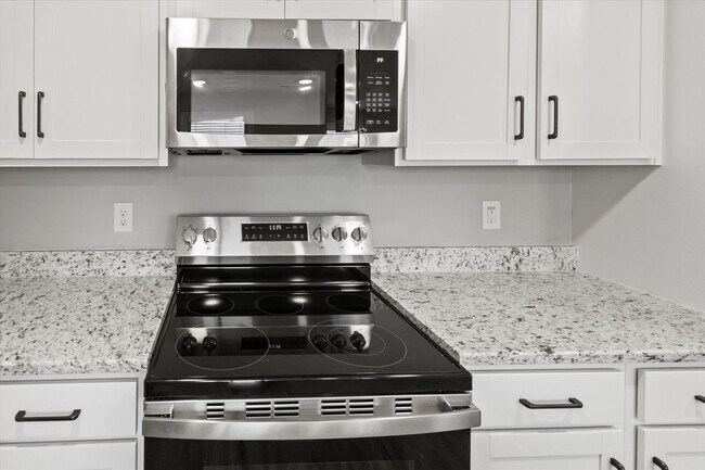 Building Photo - Stylish 4BR Townhome Living in the Heart o...