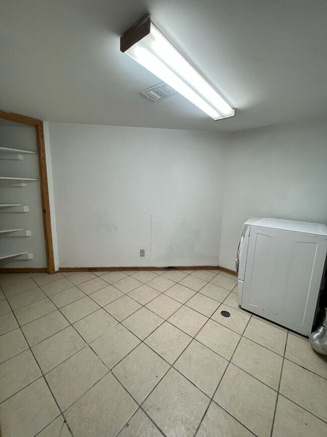 Building Photo - Long Realty & Property Management - 5 Bedr...