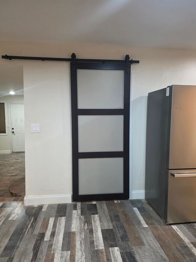 Building Photo - 4 Bedroom 2 bath