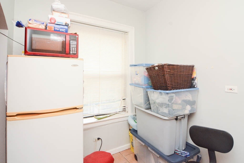 Building Photo - 1712 W Estes Ave