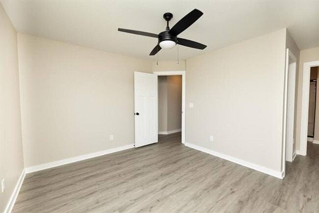 Building Photo - 542-544 W 50th Ct S