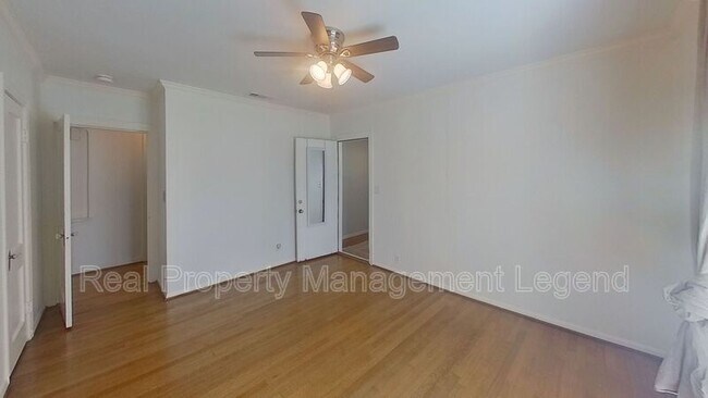 Building Photo - 5739 Kenwood Ave