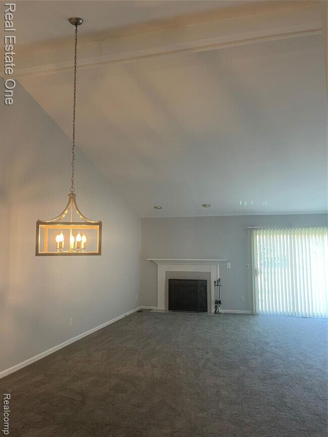 Building Photo - 2519 Westmont Cir