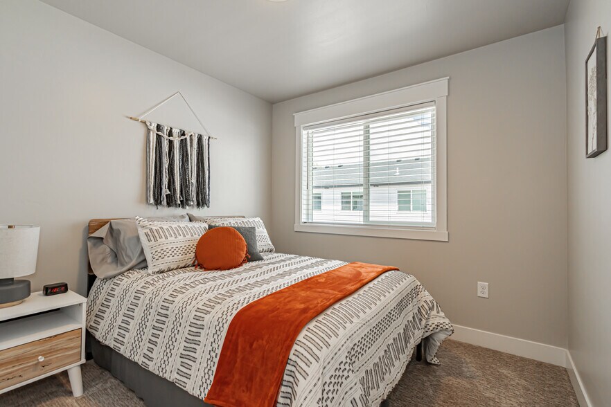 Building Photo - 380 S 3rd W