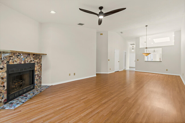 Building Photo - 604 Parkside Pl