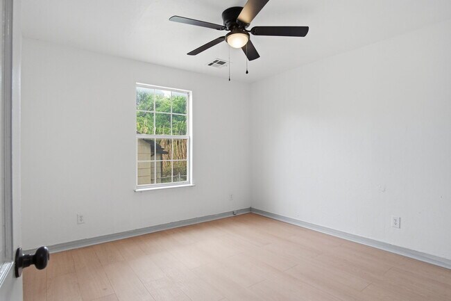 Building Photo - 1305 Bellevidere Dr