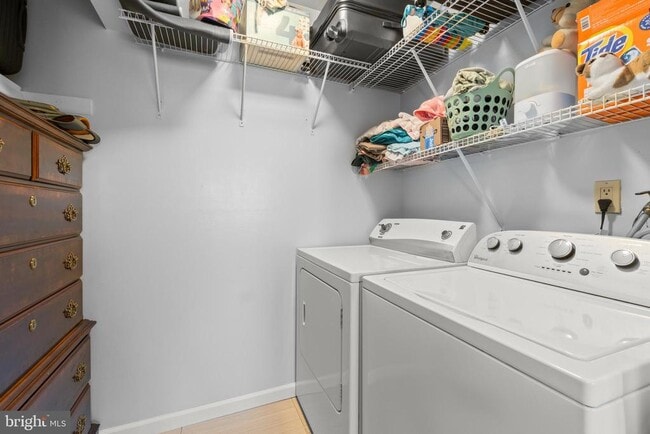 Building Photo - 15 B E Daisy Ln