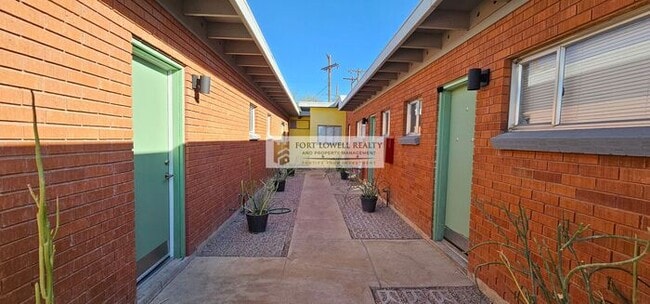 Building Photo - Charming 1 Bed/1 Bath – Near U of A & Down...