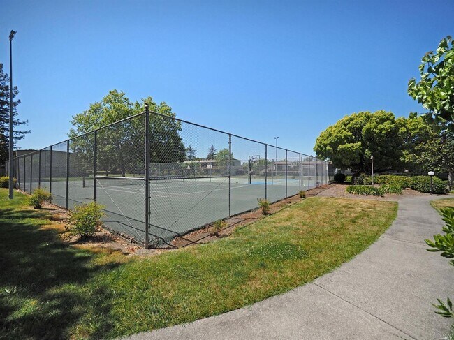 Building Photo - Spacious 2 bedroom, 1.5 bath condo in Ever...