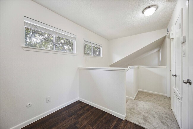 Building Photo - 13895 Hollowgreen Dr