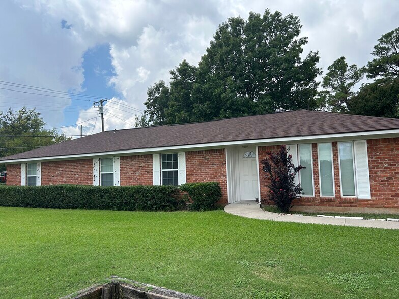 Primary Photo - 2706 N Hickory St