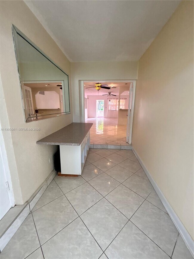 Building Photo - 839 S Highland Dr