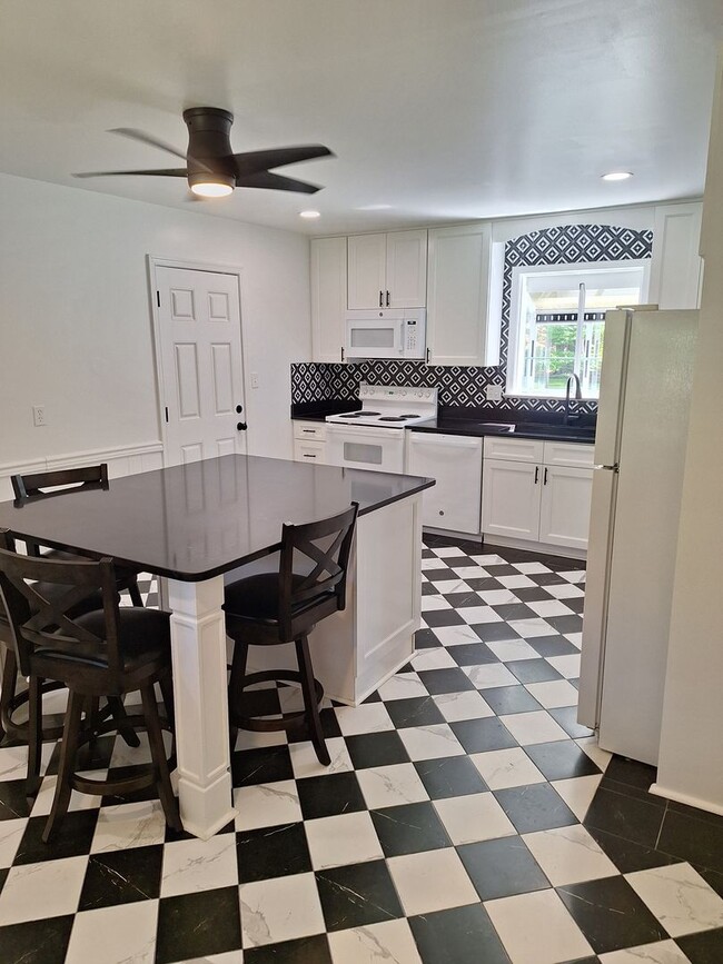 Building Photo - 3 bedroom /2 full bathroom- Yorktown