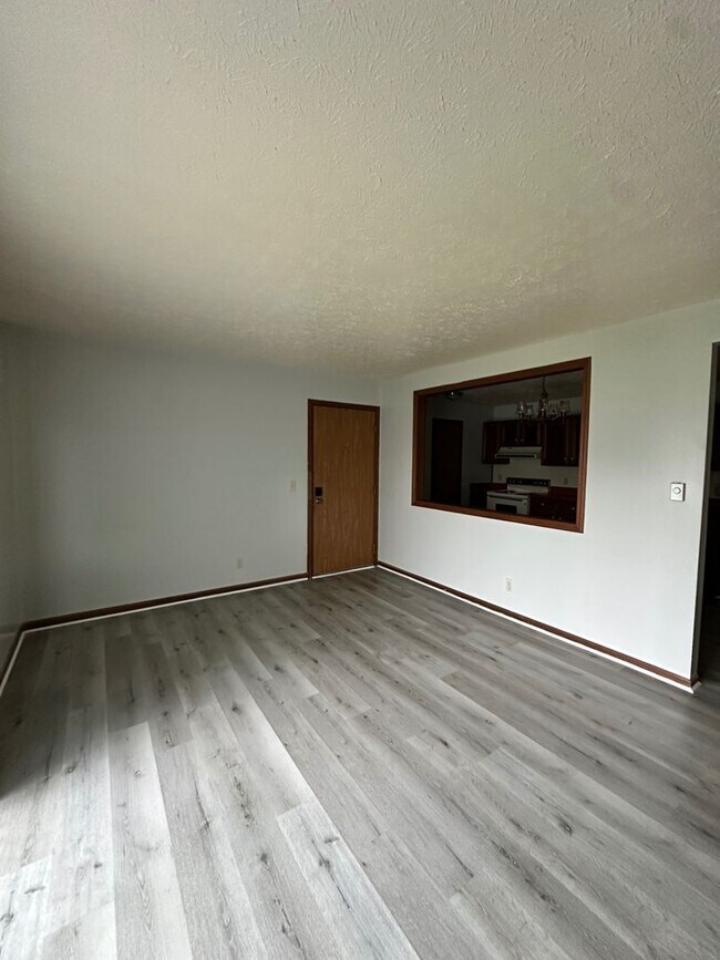 Building Photo - Comfort Meets Convenience in Woodburn