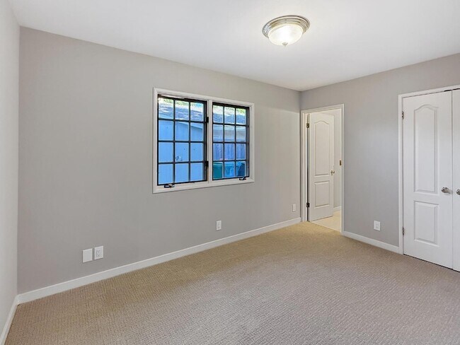 Building Photo - 527 Hilbar Ln