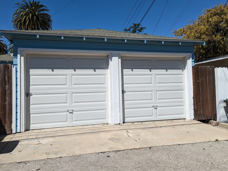 garage - door on right - 1324 Cota Ave